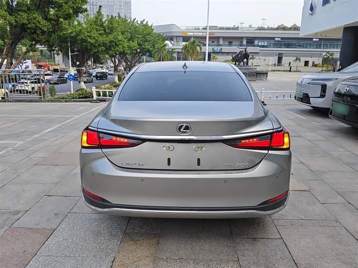 Фото 6 - Lexus ES