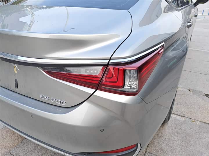 Фото 8 - Lexus ES