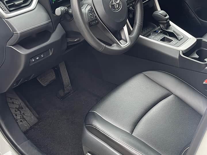 Фото 4 - Toyota RAV4