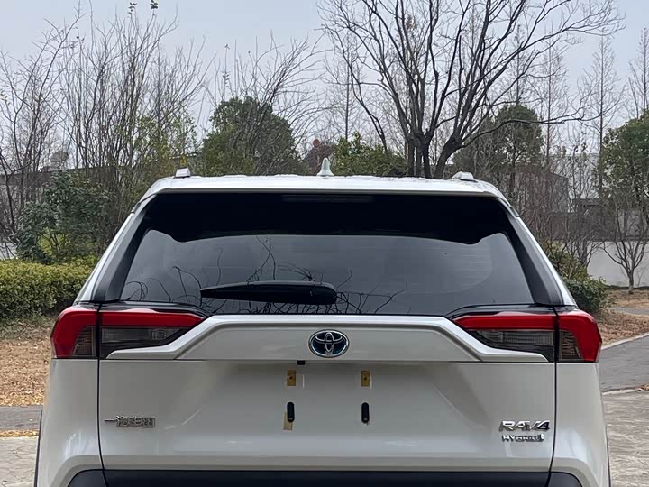 Фото 8 - Toyota RAV4