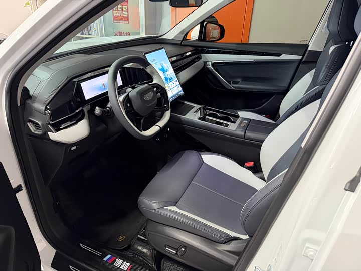 Фото 2 - Geely Atlas L