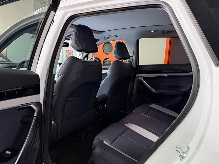 Фото 3 - Geely Atlas L