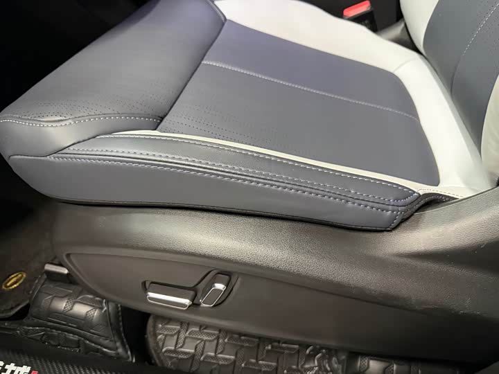 Фото 4 - Geely Atlas L