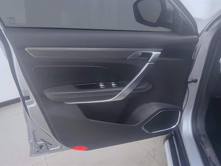 Фото 7 - Geely Atlas