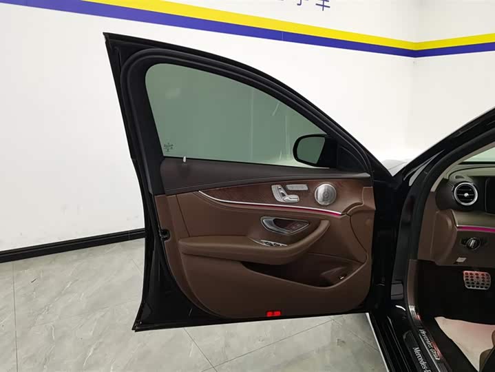 Фото 7 - Mercedes-Benz E-Class