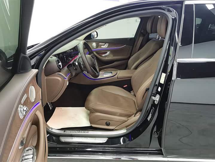 Фото 9 - Mercedes-Benz E-Class