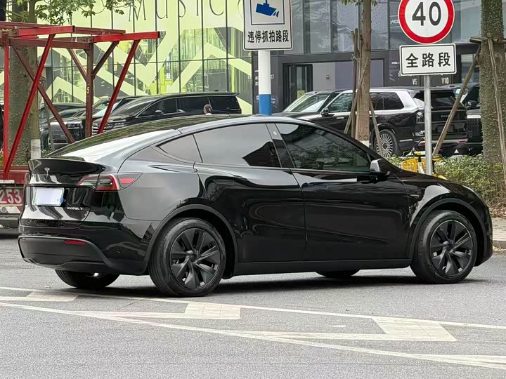 Фото 9 - Tesla Model Y
