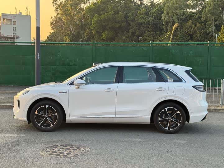 Фото 3 - Shangjie (Huawei × SAIC) H5