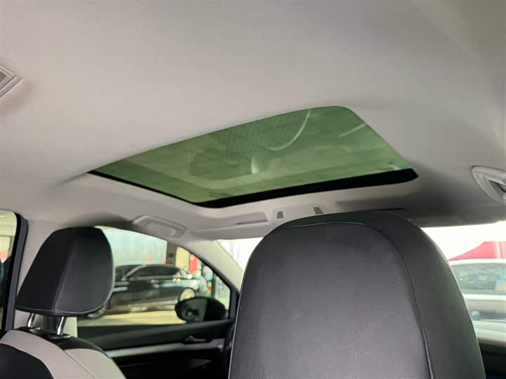 Фото 8 - Volkswagen Golf