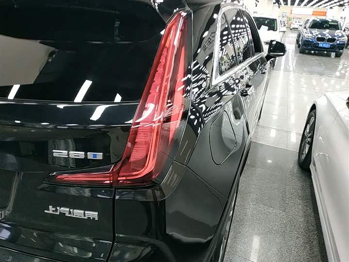 Фото 8 - Cadillac XT4