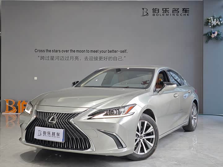 Фото 1 - Lexus ES