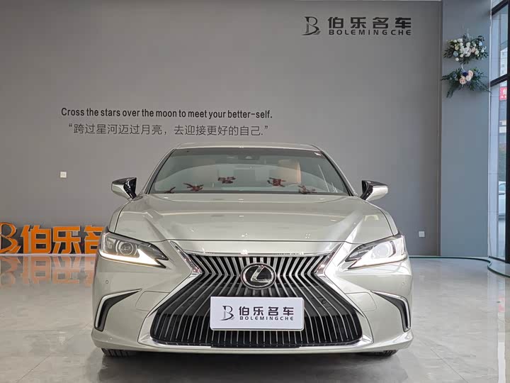 Фото 2 - Lexus ES