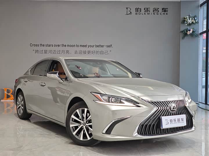 Фото 3 - Lexus ES