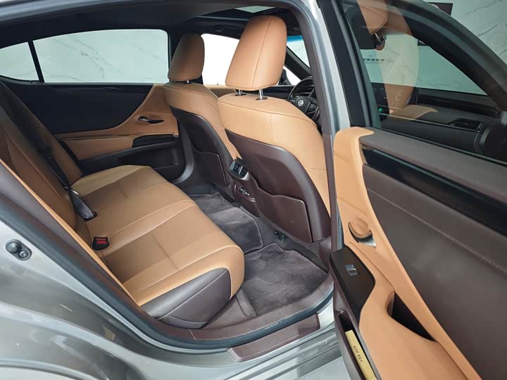 Фото 5 - Lexus ES