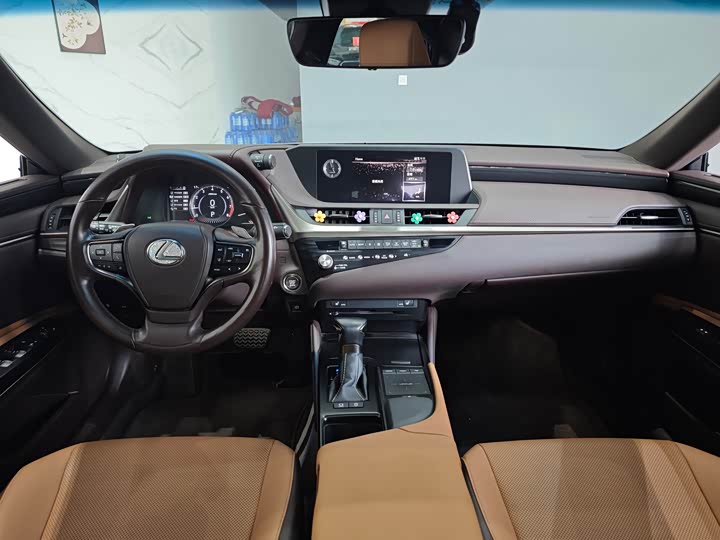 Фото 6 - Lexus ES