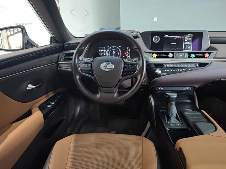 Фото 7 - Lexus ES