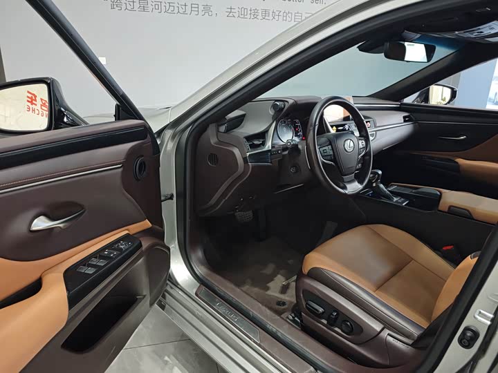 Фото 9 - Lexus ES