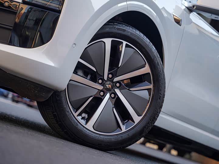 Фото 6 - LiXiang L6