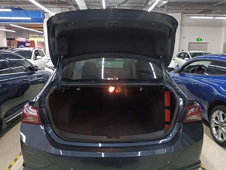 Фото 9 - Chevrolet Malibu XL