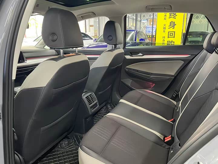 Фото 8 - Volkswagen Golf