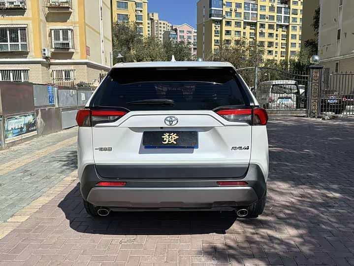 Фото 4 - Toyota RAV4