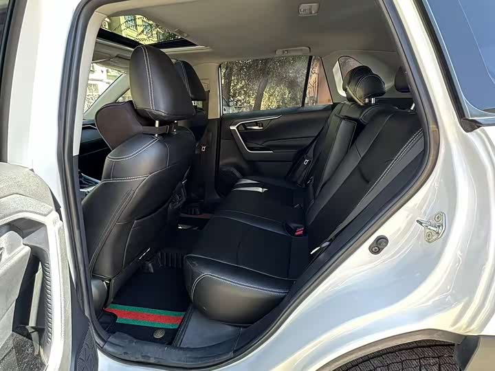 Фото 8 - Toyota RAV4