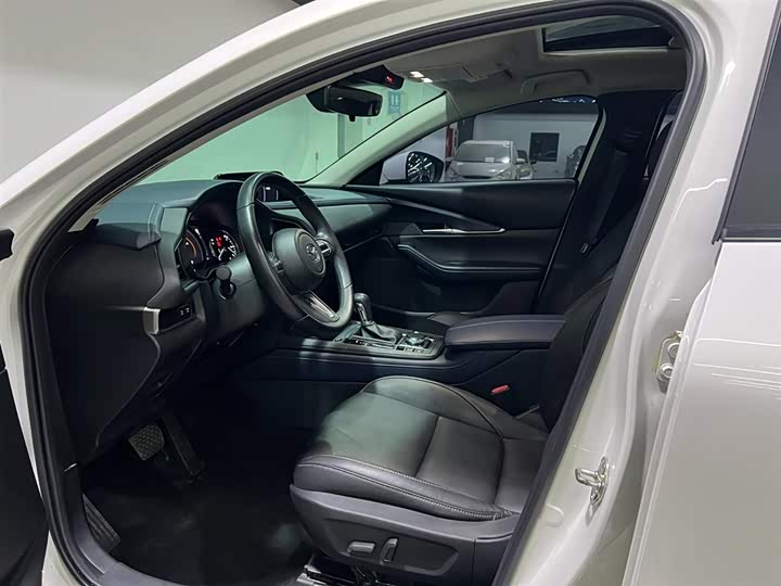 Фото 8 - Mazda CX-30