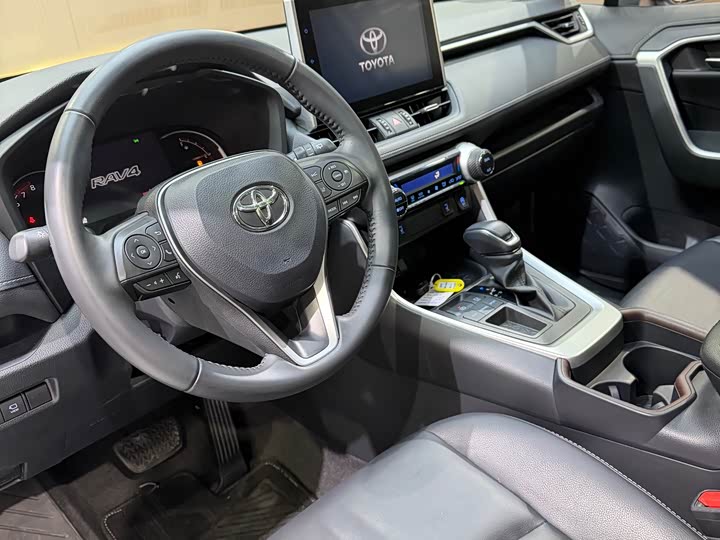 Фото 7 - Toyota RAV4