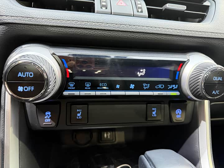 Фото 8 - Toyota RAV4