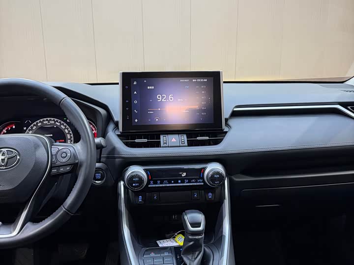 Фото 9 - Toyota RAV4