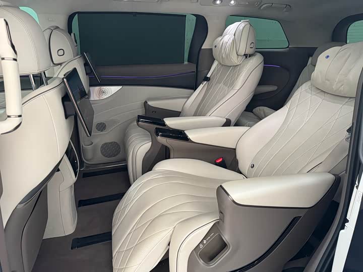 Фото 5 - Denza D9