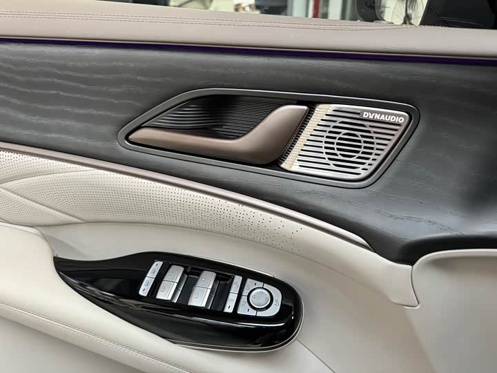 Фото 9 - Denza D9