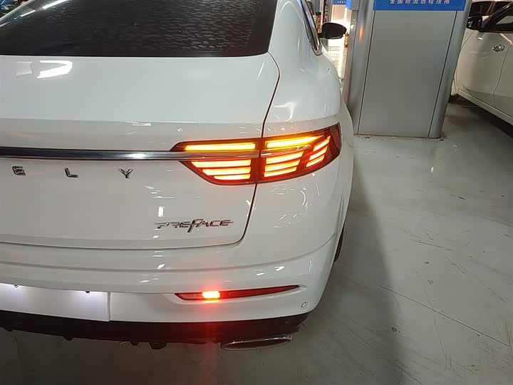 Фото 8 - Geely Preface