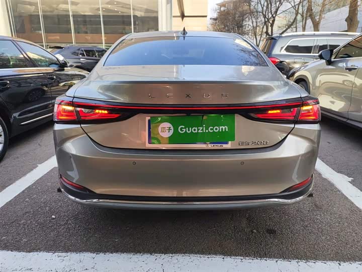 Фото 6 - Lexus ES