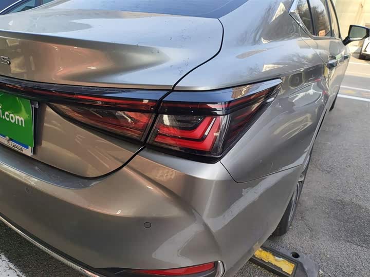 Фото 8 - Lexus ES