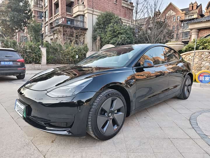 Фото 1 - Tesla Model 3
