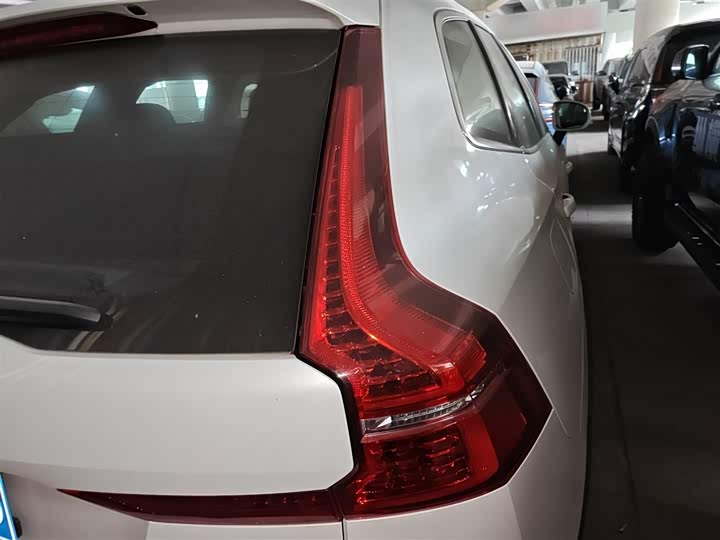 Фото 8 - Volvo XC60