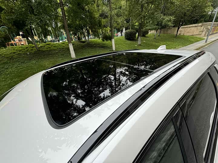 Фото 6 - Cadillac XT5