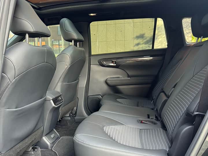 Фото 6 - Toyota Crown Kluger