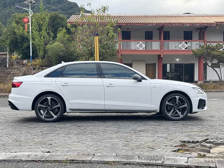 Фото 4 - Audi A4L