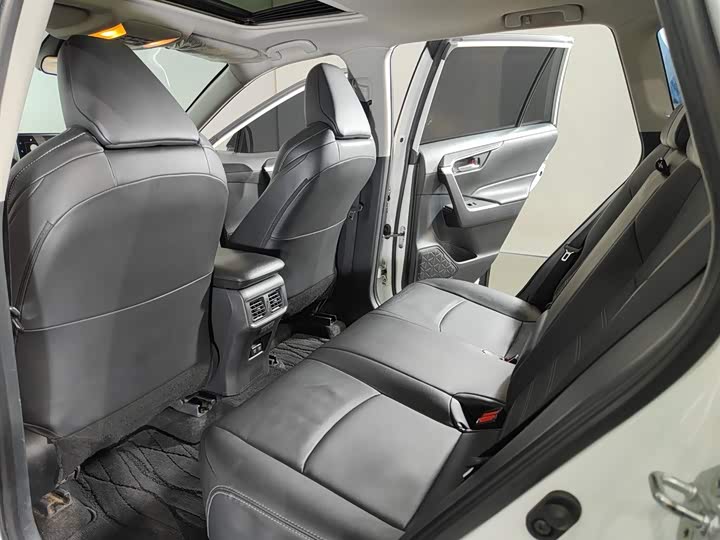 Фото 8 - Toyota Wildlander