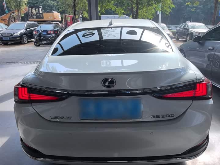 Фото 6 - Lexus ES