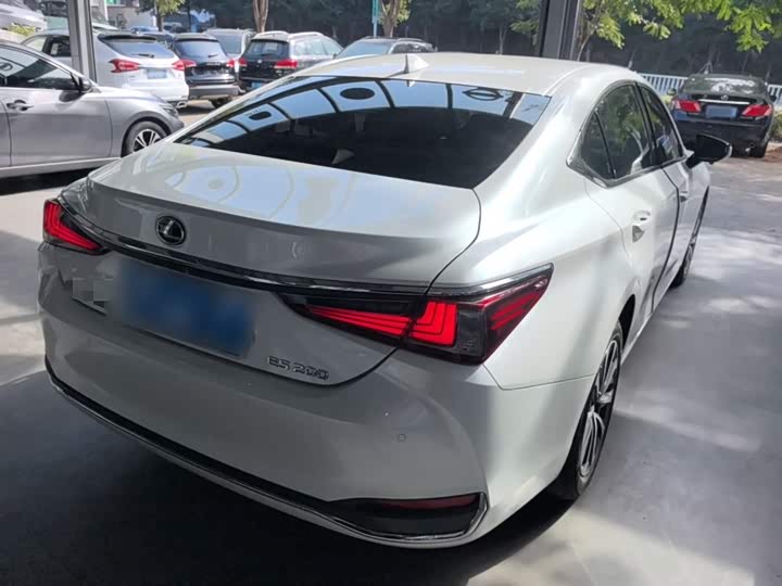 Фото 7 - Lexus ES