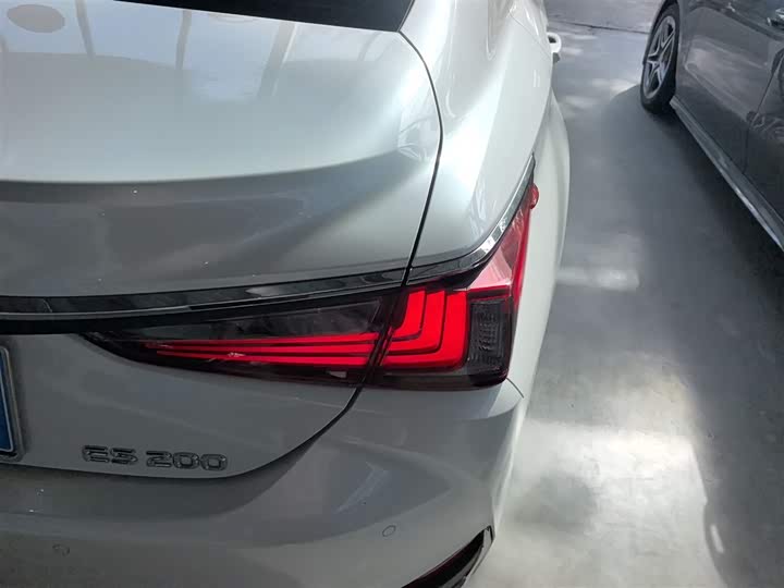 Фото 8 - Lexus ES