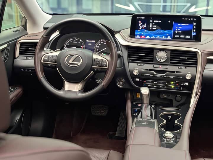 Фото 8 - Lexus RX