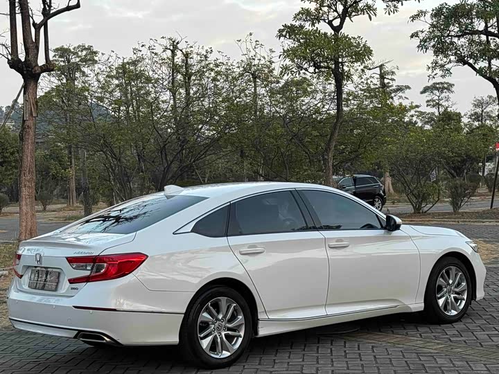 Фото 4 - Honda Accord