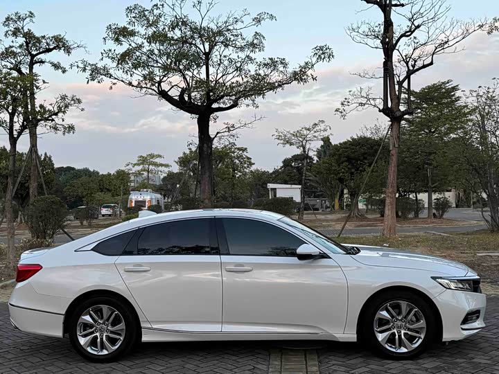 Фото 8 - Honda Accord