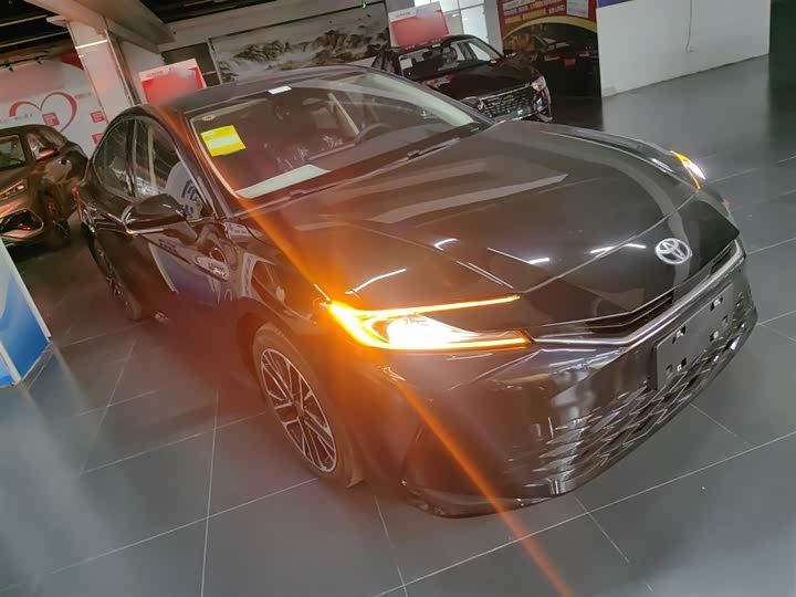 Фото 4 - Toyota Camry