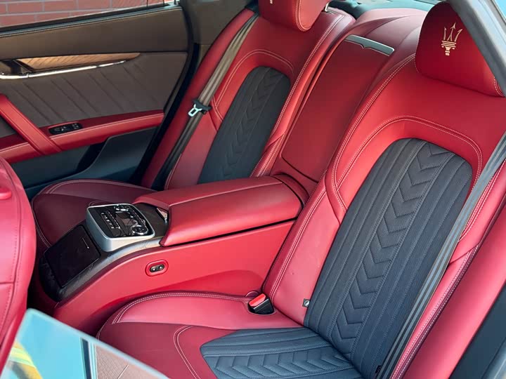 Фото 9 - Maserati Quattroporte