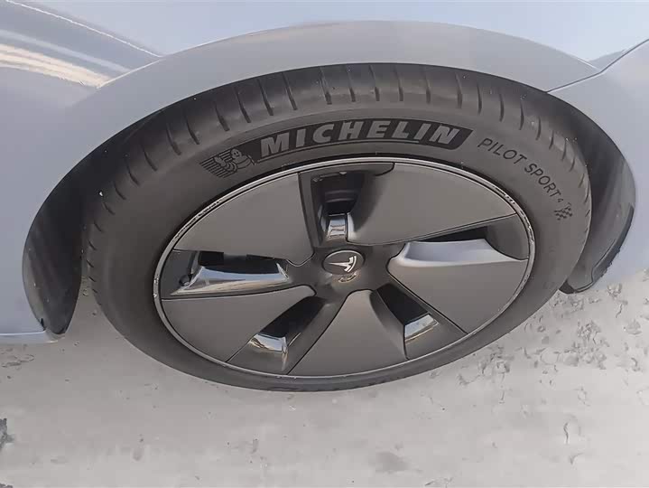 Фото 6 - Tesla Model 3